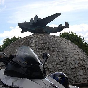 airplane statue