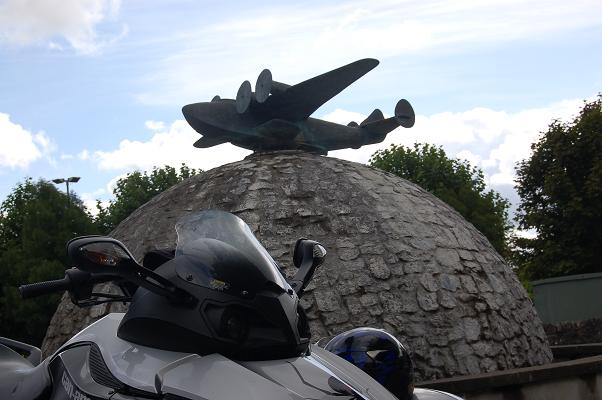 airplane statue